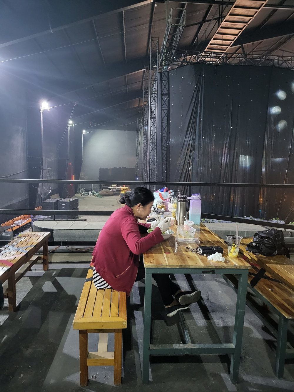  Hình ảnh mẹ Dương Lâm ngồi ăn sau hậu trường. (Ảnh: FB Lê Dương Bảo Lâm) - Tin sao Viet - Tin tuc sao Viet - Scandal sao Viet - Tin tuc cua Sao - Tin cua Sao