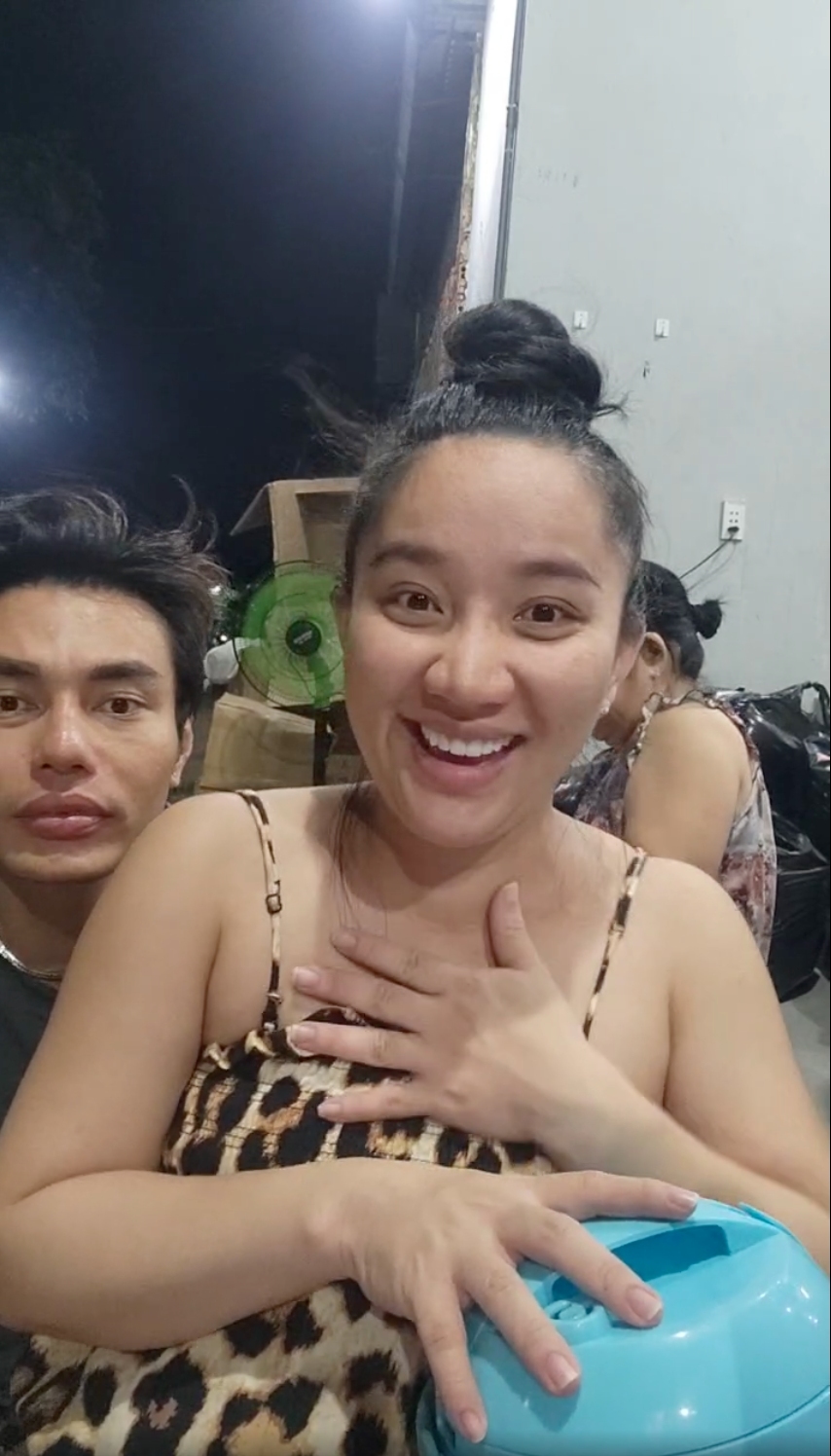  
Lê Dương Bảo Lâm hỗ trợ vợ khi bán hàng giúp cô có thêm nhiều năng lượng. (Ảnh: Facebook Quỳnh Quỳnh) - Tin sao Viet - Tin tuc sao Viet - Scandal sao Viet - Tin tuc cua Sao - Tin cua Sao