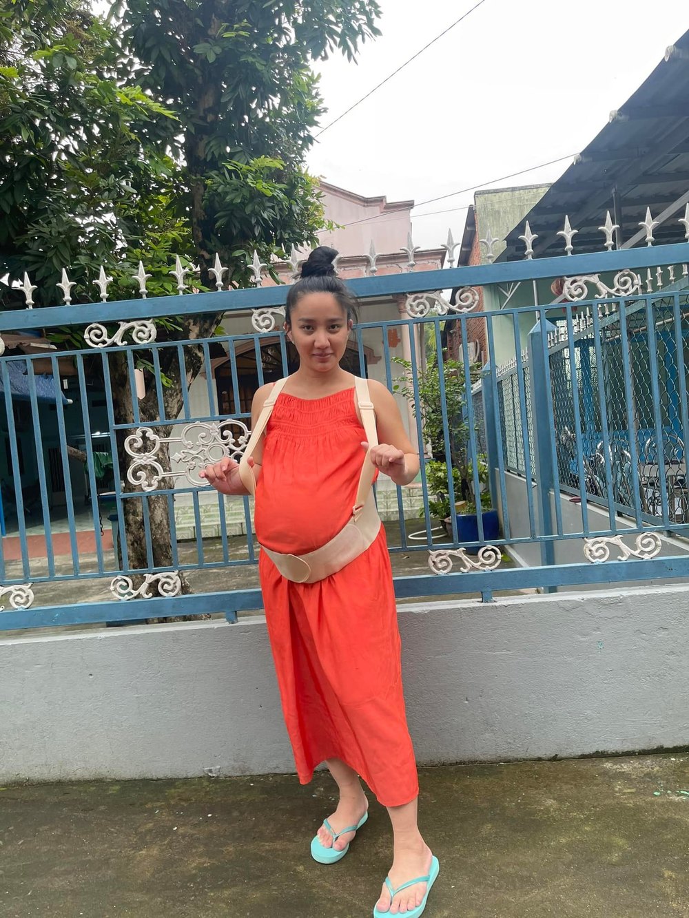  
Quỳnh Quỳnh khá nặng nề khi mang thai lớn. (Ảnh: Facebook Quỳnh Quỳnh) - Tin sao Viet - Tin tuc sao Viet - Scandal sao Viet - Tin tuc cua Sao - Tin cua Sao