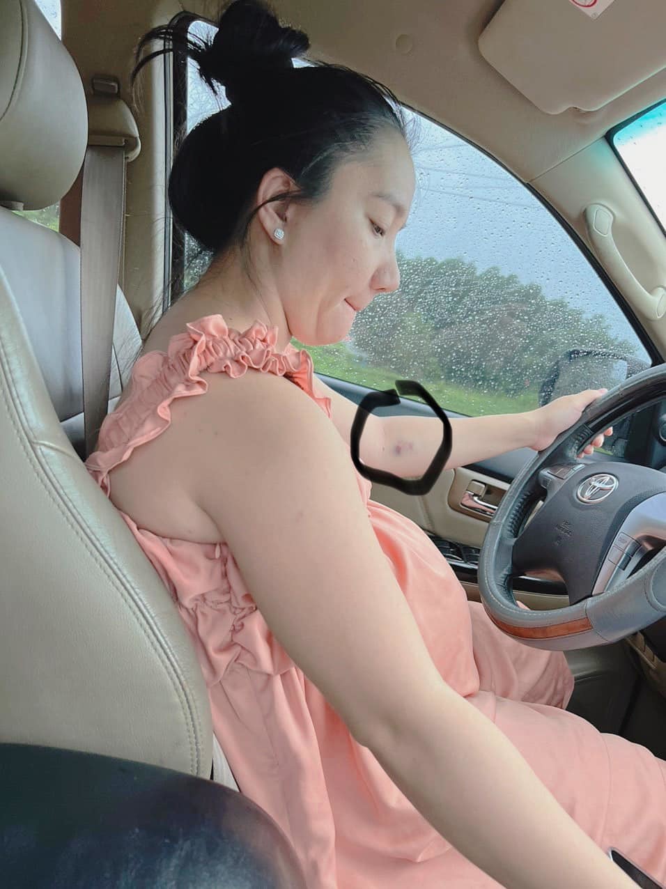  
Dương Lâm rất xót xa khi vợ tự lái xe đi bệnh viện. (Ảnh: Facebook Quỳnh Quỳnh) - Tin sao Viet - Tin tuc sao Viet - Scandal sao Viet - Tin tuc cua Sao - Tin cua Sao