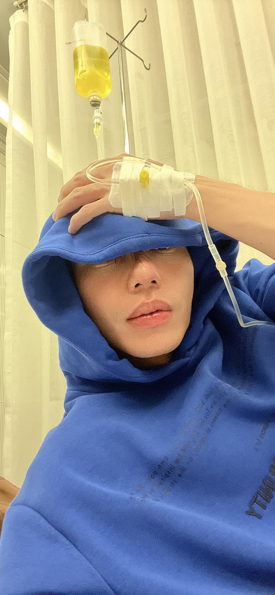  
Lê Dương Bảo Lâm kiệt sức vì lịch trình. (Ảnh: Facebook Quỳnh Quỳnh) - Tin sao Viet - Tin tuc sao Viet - Scandal sao Viet - Tin tuc cua Sao - Tin cua Sao