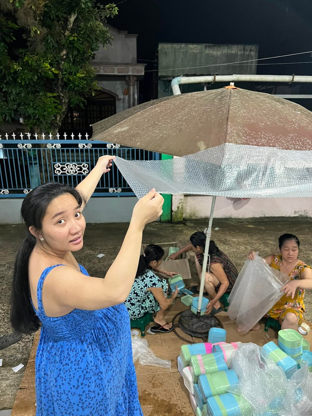  
Cô tất bật với đủ công việc. (Ảnh: Facebook Quỳnh Quỳnh) - Tin sao Viet - Tin tuc sao Viet - Scandal sao Viet - Tin tuc cua Sao - Tin cua Sao