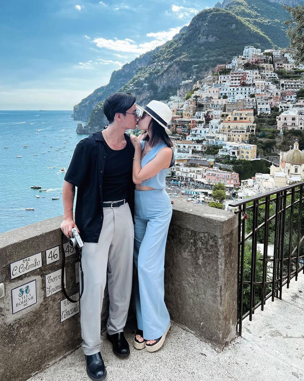  
Cả 2 trao nhau nụ hôn ngọt ngào tại một bờ biển nổi tiếng ở Ý. (Ảnh: Instagram @ngothanhvan_official​) - Tin sao Viet - Tin tuc sao Viet - Scandal sao Viet - Tin tuc cua Sao - Tin cua Sao