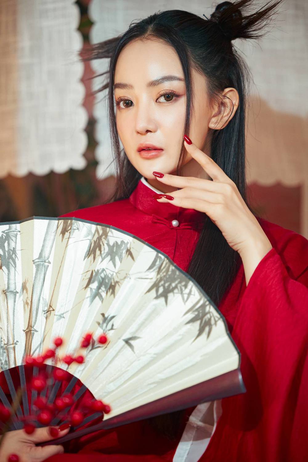 Ngọc Kayla "biến hóa" liên tục từ thần thái đến phục trang trong MV.
Ngọc Kayla "biến hóa" liên tục từ thần thái đến phục trang trong MV.