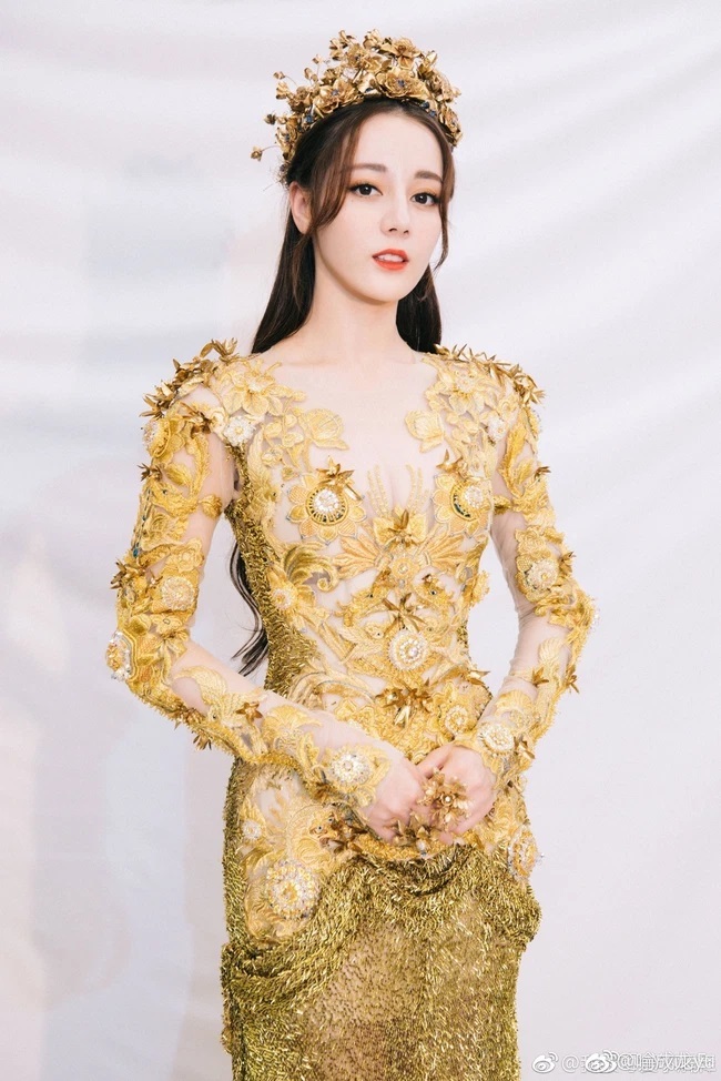  
Bộ trang phục xinh đẹp của Nữ thần Kim Ưng. (Ảnh: Weibo)