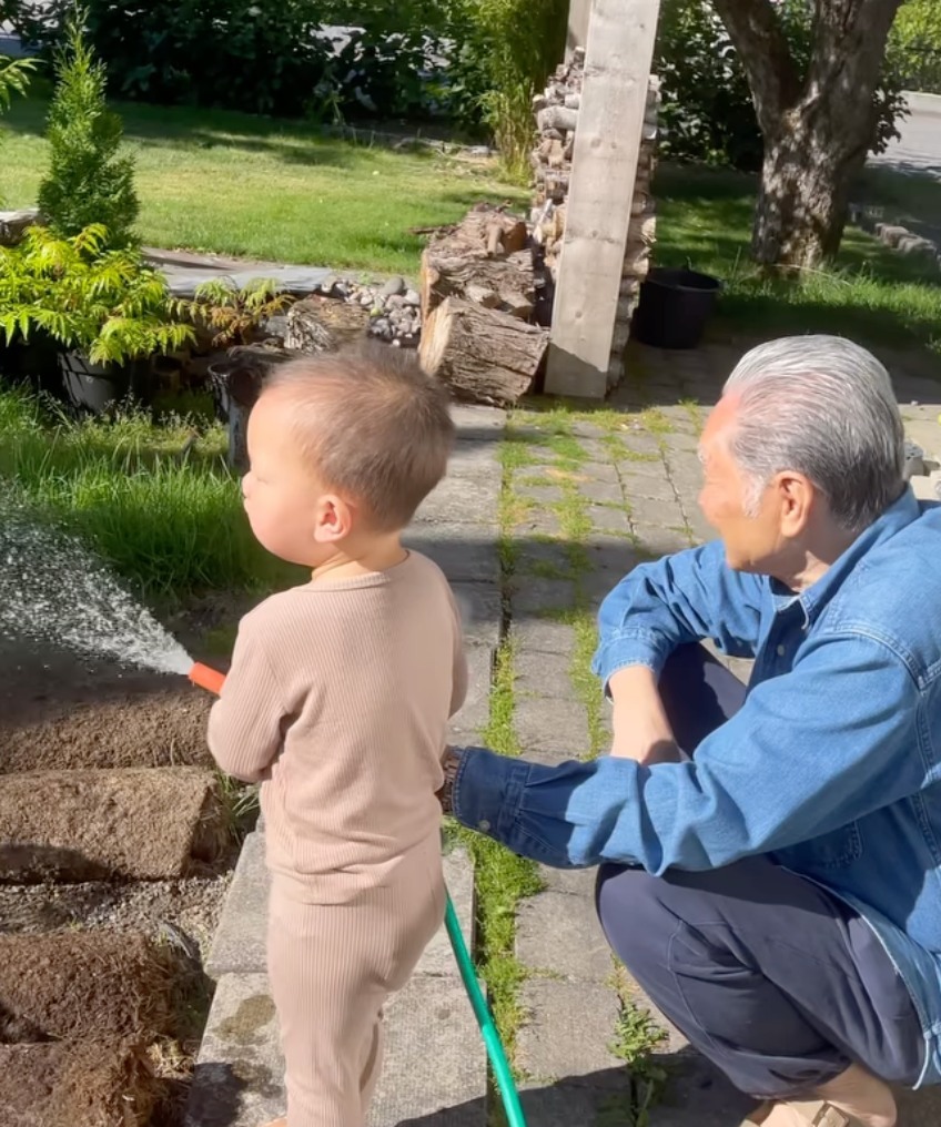 Ông nội ân cần ở bên cháu trai. (Ảnh: Instagram @henrylisaleon)
Ông nội ân cần ở bên cháu trai. (Ảnh: Instagram @henrylisaleon)