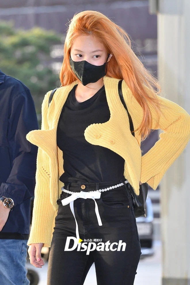 Jennie quả thật là một tay ảo thuật cừ khôi ở sân bay. (Ảnh: Dispatch)