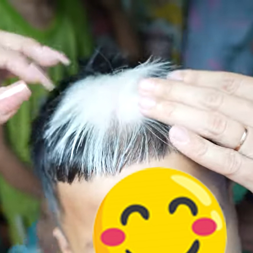  Một đứa trẻ độc lạ vì có mái tóc trắng. (Ảnh: Chụp màn hình video Độc Lạ Bình Dương)