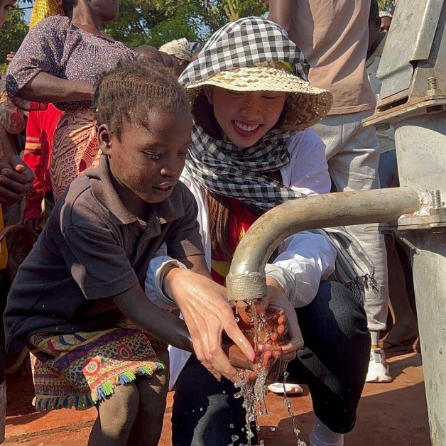  Các em nhỏ tỏ ra thích thú khi được sử dụng nước sạch. (Ảnh: FB Nguyễn Thúc Thùy Tiên)