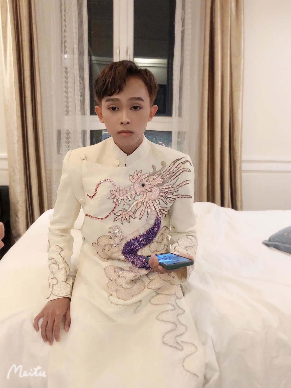  
Nam ca sĩ đầu tư ngoại hình mỗi khi tham gia sự kiện. (Ảnh: Facebook FC Hồ Văn Cường) - Tin sao Viet - Tin tuc sao Viet - Scandal sao Viet - Tin tuc cua Sao - Tin cua Sao