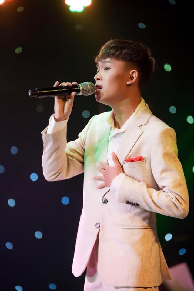  Nam ca sĩ luôn chuyên nghiệp, hết mình trên sân khấu. (Ảnh: Facebook FC Hồ Văn Cường) - Tin sao Viet - Tin tuc sao Viet - Scandal sao Viet - Tin tuc cua Sao - Tin cua Sao