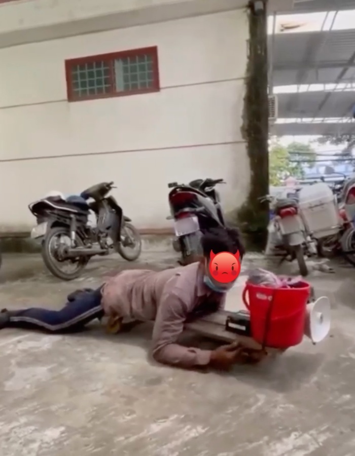  
Công an yêu cầu T thực hiện lại hành động bò lê trên đường. (Ảnh chụp màn hình: FB Yêu Bến Tre)