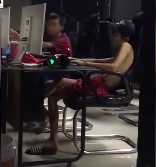  
Cậu bé chơi game trong quán. (Ảnh chụp màn hình TikTok K.M)