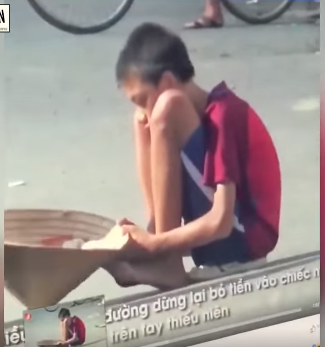  
Dáng vẻ đáng thương của cậu bé. (Ảnh chụp màn hình TikTok K.M)