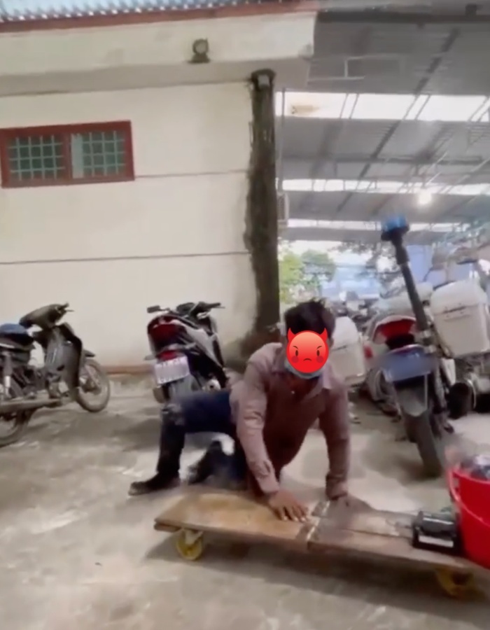  
Ngay sau đó, được công an yêu cầu đứng dậy, T đã đứng một cách dễ dàng. (Ảnh chụp màn hình: FB Yêu Bến Tre)