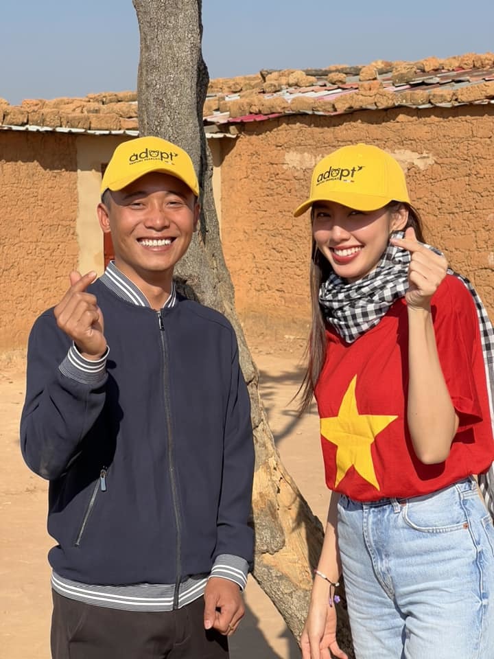  
Quang Linh Vlog cùng Thùy Tiên thực hiện dự án từ thiện tại Angola. (Ảnh: Facebook Nguyễn Thúc Thùy Tiên)