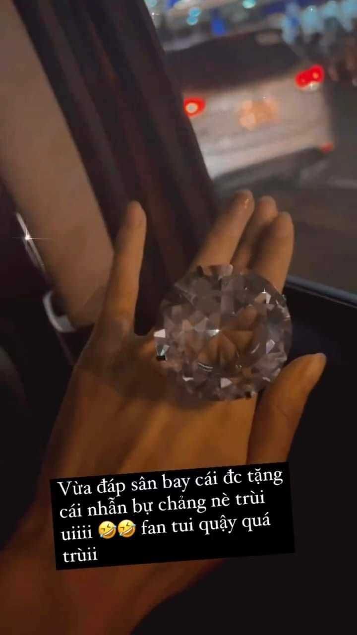  
Cận cảnh chiếc nhẫn hình kim cương được Thùy Tiên đăng tải trên story cá nhân. (Ảnh: Chụp màn hình Facebook Nguyễn Thúc Thùy Tiên)