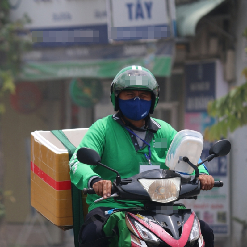  Shipper rất cực vì phải đi giữa nắng cả ngày. (Ảnh: Thanh Niên)