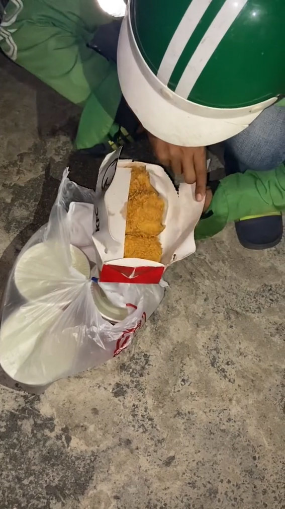  Được mua hộ, anh vui mừng mở đơn ra để giới thiệu. (Ảnh: Chụp màn hình video TikTok C.B)