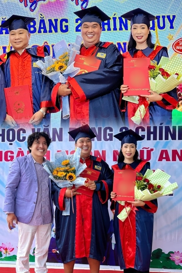  
Buổi lễ tốt nghiệp của các sao Việt tuổi U50. (Ảnh: FB Trịnh Kim Chi) - Tin sao Viet - Tin tuc sao Viet - Scandal sao Viet - Tin tuc cua Sao - Tin cua Sao