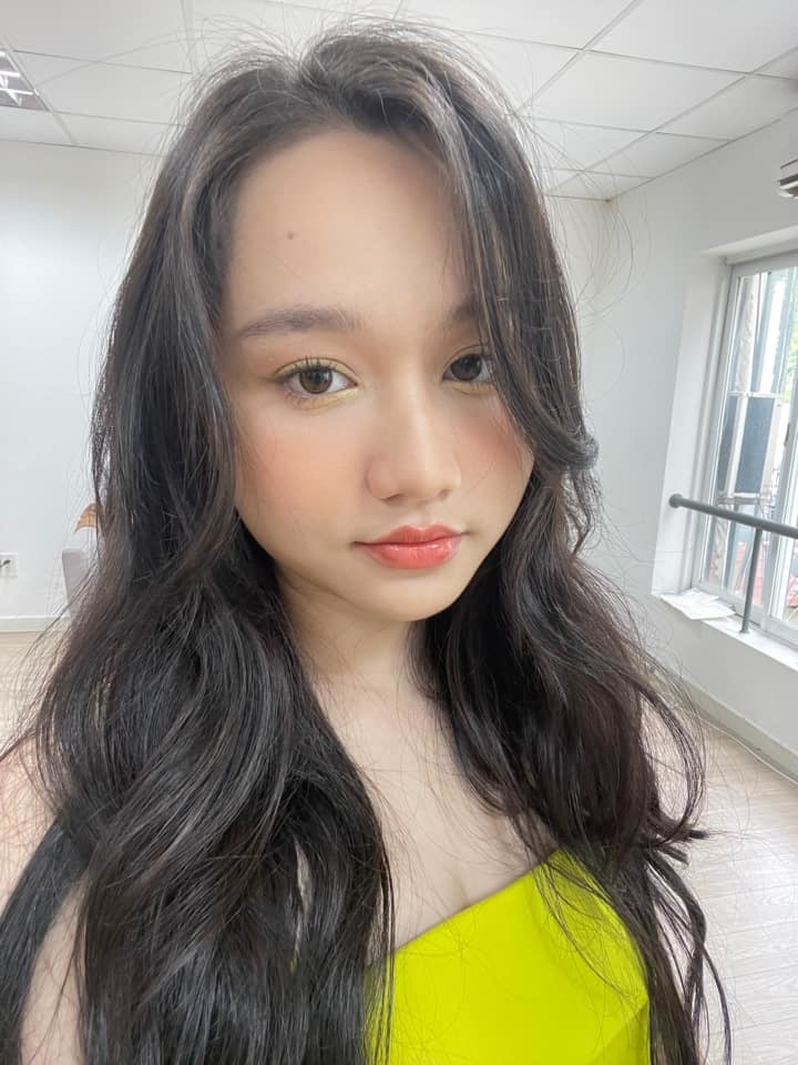  Cô nàng nhận mình tăng cân hơn do chăm sóc bản thân nhiều trong thời gian gần đây. (Ảnh: FB Nguyễn Trúc Anh) - Tin sao Viet - Tin tuc sao Viet - Scandal sao Viet - Tin tuc cua Sao - Tin cua Sao