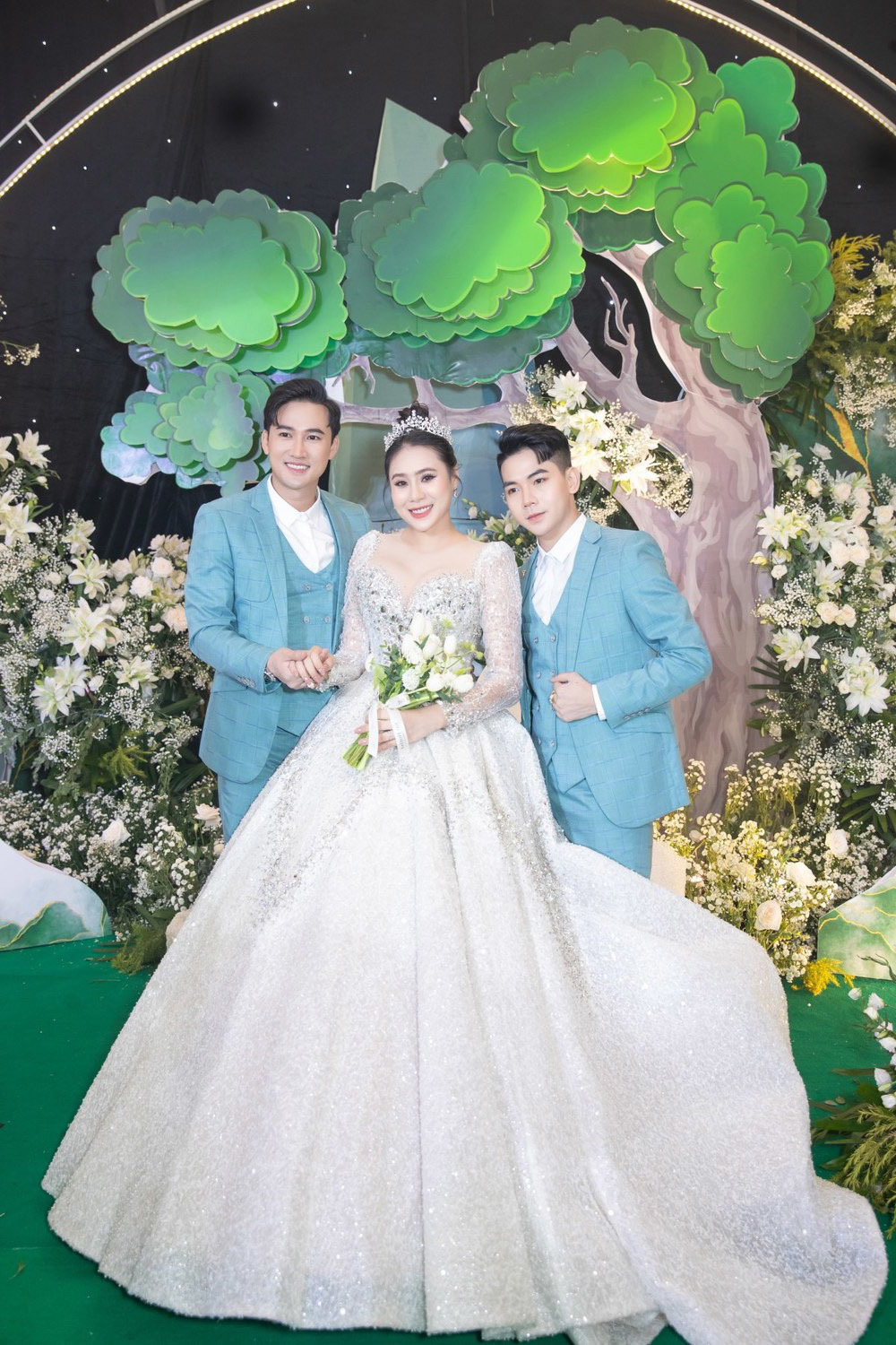 Ngày vui của nữ diễn viên không thể thiếu người bạn thân Hà Trí Quang và Thanh Đoàn. (Ảnh:Facebook Hồ Bích Trâm)
Ngày vui của nữ diễn viên không thể thiếu người bạn thân Hà Trí Quang và Thanh Đoàn. (Ảnh:Facebook Hồ Bích Trâm)