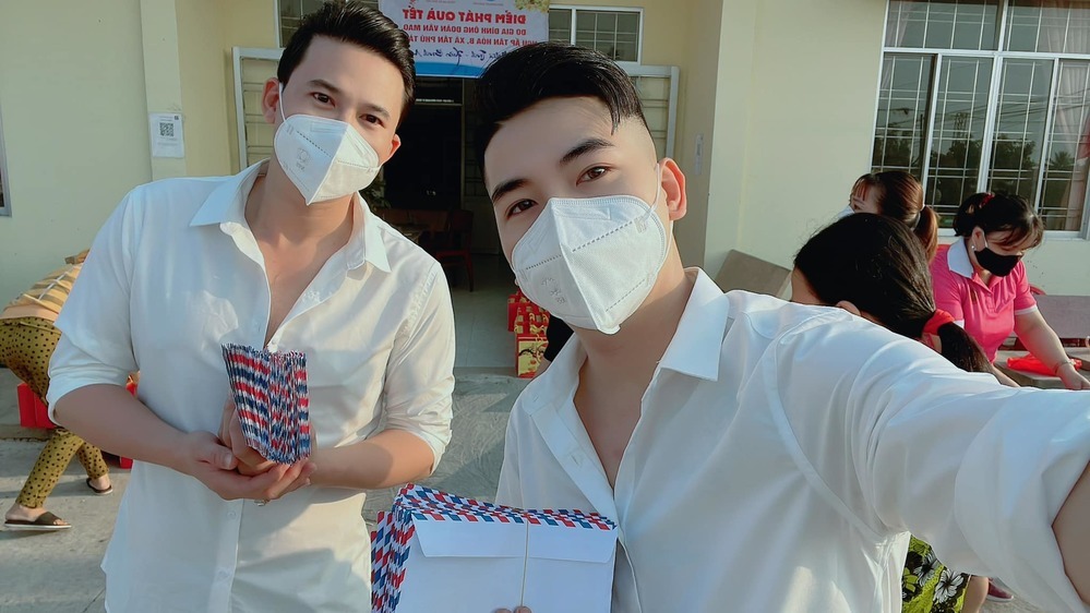 Hà Trí Quang và Thanh Đoàn thường xuyên đi làm tình nguyện cùng nhau. (Ảnh: Facebook Đỗ Hà Trí Quang)
Hà Trí Quang và Thanh Đoàn thường xuyên đi làm tình nguyện cùng nhau. (Ảnh: Facebook Đỗ Hà Trí Quang)