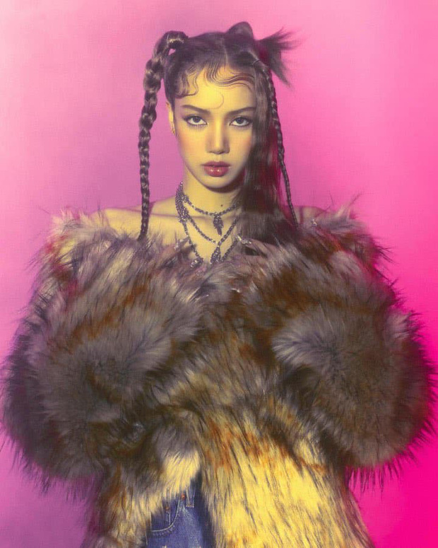    Nữ idol đã thật sự làm điều táo bạo khi vén "tóc mái 10 tỷ won". (Ảnh: YG Entertainment)