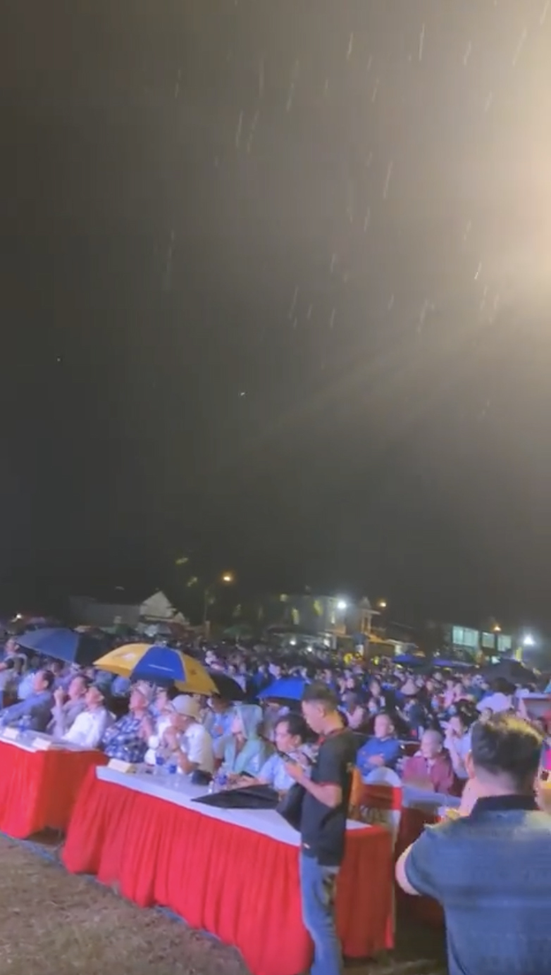  
Khán giả chấp nhận đội mưa để xem các nghệ sĩ trình diễn. (Ảnh: FB Hữu Quốc Nguyễn) - Tin sao Viet - Tin tuc sao Viet - Scandal sao Viet - Tin tuc cua Sao - Tin cua Sao