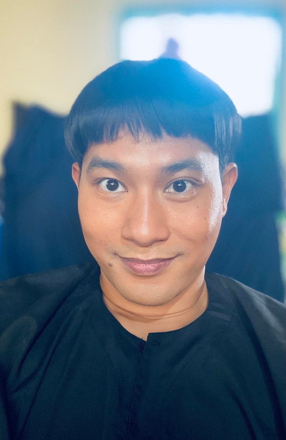    Để trẻ trung đúng lứa tuổi của nhân vật, Huỳnh Đông phải đội tóc giả. (Ảnh: FB Phạm Huỳnh Đông)