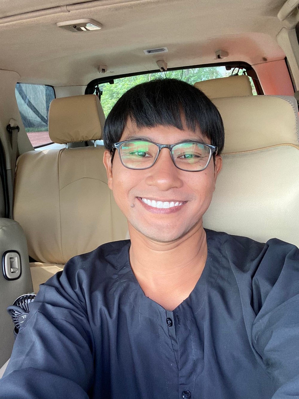    Mái tóc giả giúp anh trẻ trung hơn. (Ảnh: FB Phạm Huỳnh Đông)