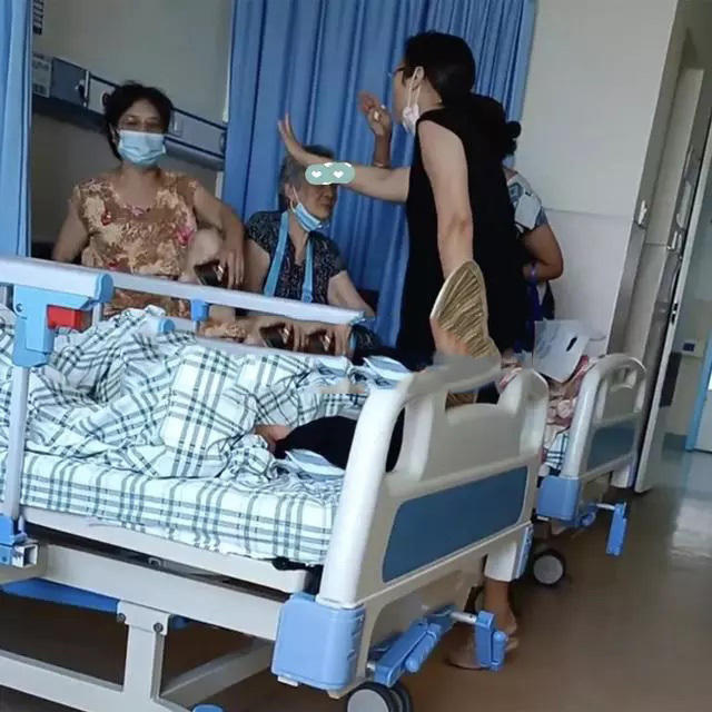  3 cô con gái cãi nhau trong phòng bệnh, ngay trước mặt mẹ già đang ốm. (Ảnh: 163.com)