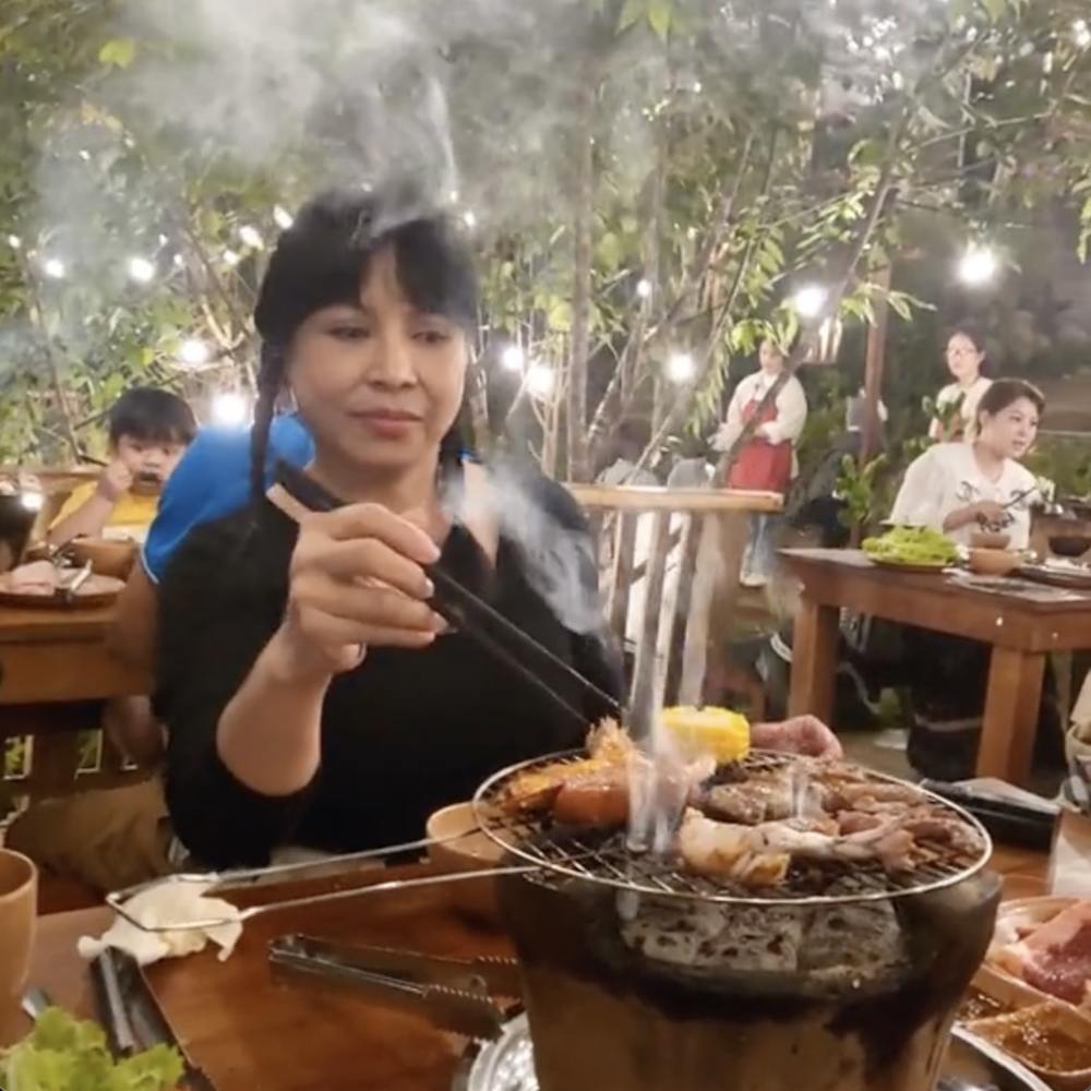    Cô xuất hiện với mái tóc tết gọn 2 bên. (Ảnh: TikTok @meohoangdai)