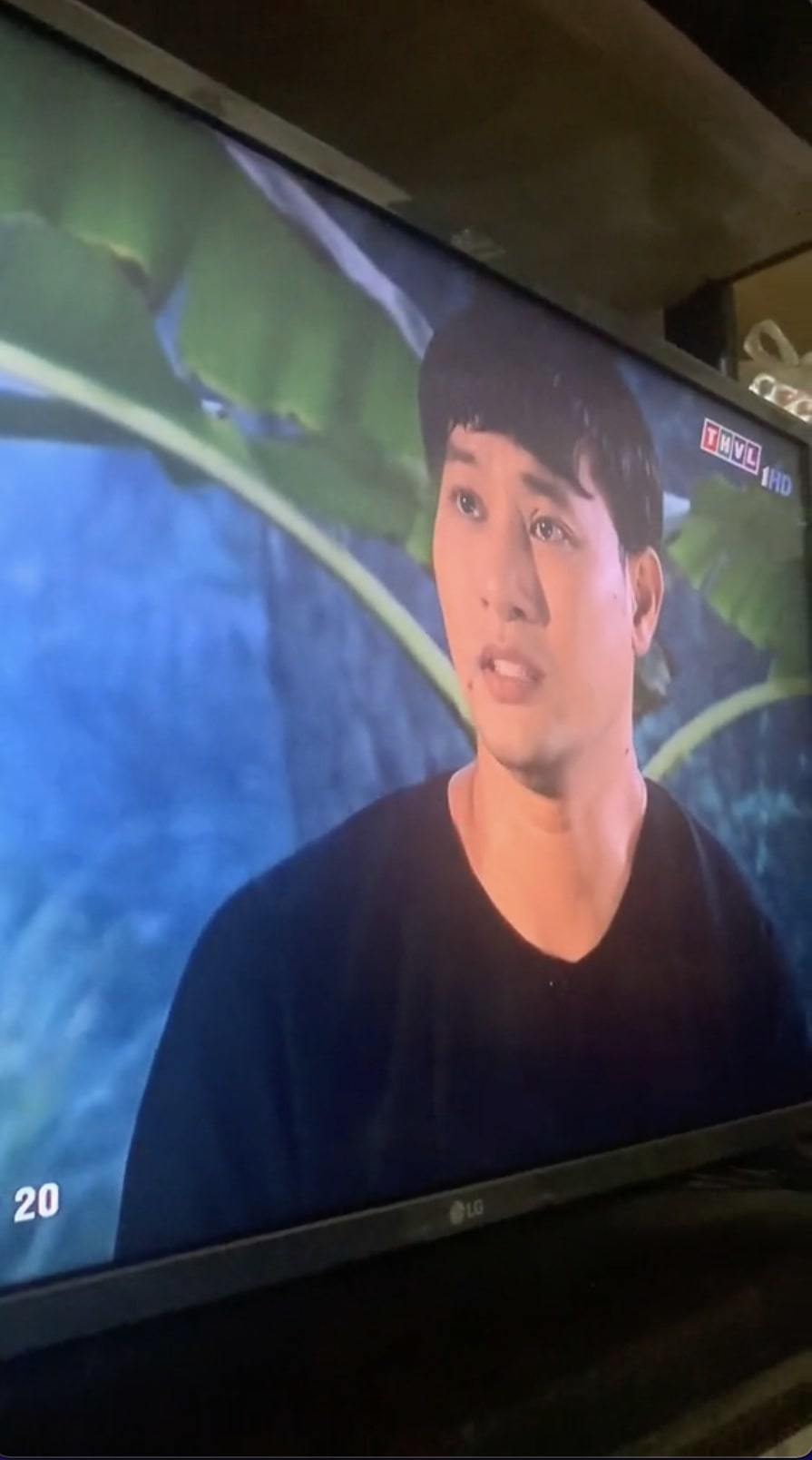    Trên phim, Thành như muốn khóc vì cảm thấy bất lực, không thể giành lại được người mình yêu thương trước thế lực mạnh của bà Phú. (Ảnh: Chụp màn hình TikTok @nguyenaichau)