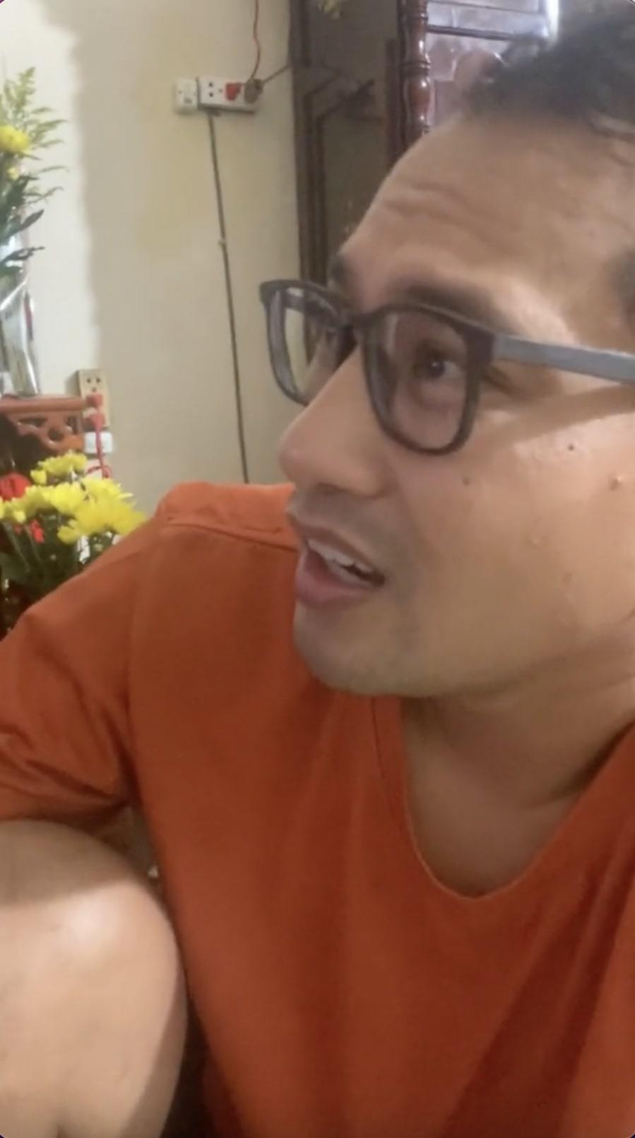    Huỳnh Đông chăm chú xem phim, đôi mắt rưng rưng khi tới cảnh xúc động của bản thân. (Ảnh: Chụp màn hình TikTok @nguyenaichau)