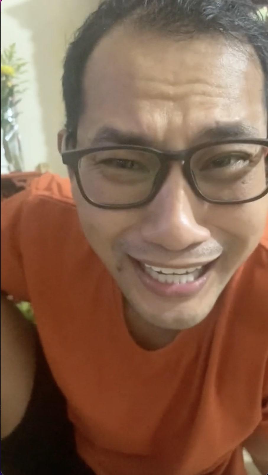    Biểu cảm của Huỳnh Đông khi nói về sự việc hóm hỉnh. (Ảnh: Chụp màn hình TikTok @nguyenaichau)