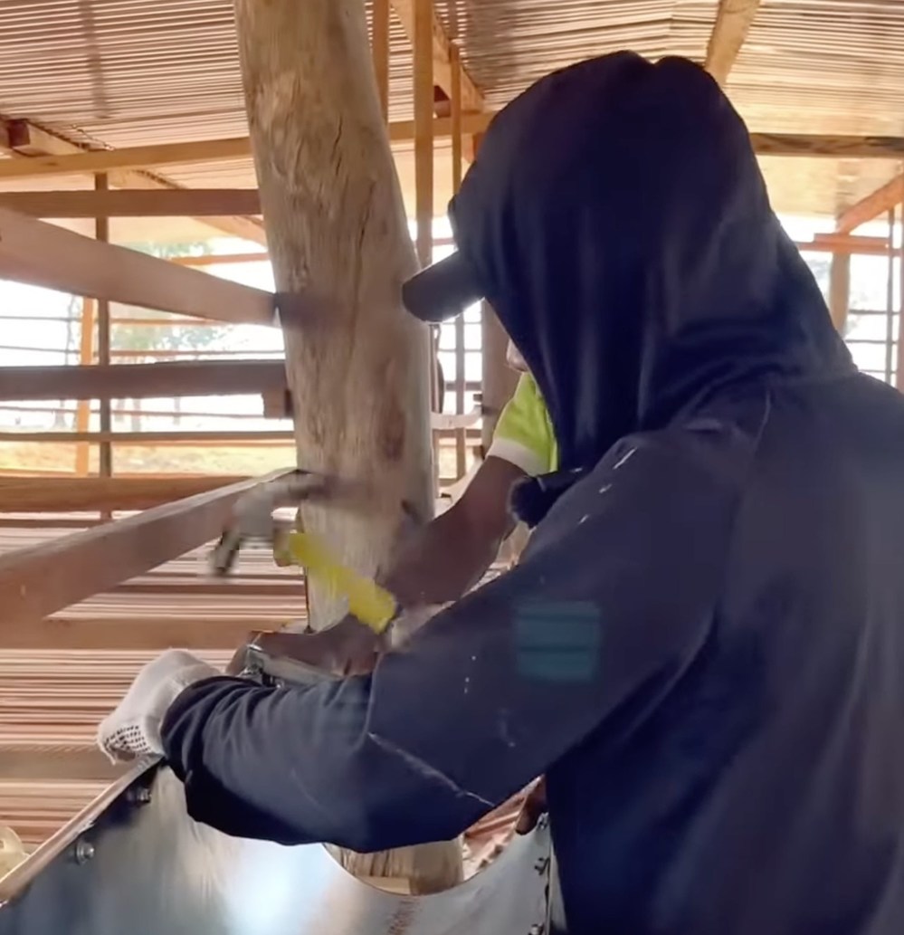  Nam YouTuber tỉ mỉ từng bước để hoàn thiện chiếc máng. (Ảnh: YouTube Quang Linh Vlogs - Cuộc Sống ở Châu Phi)