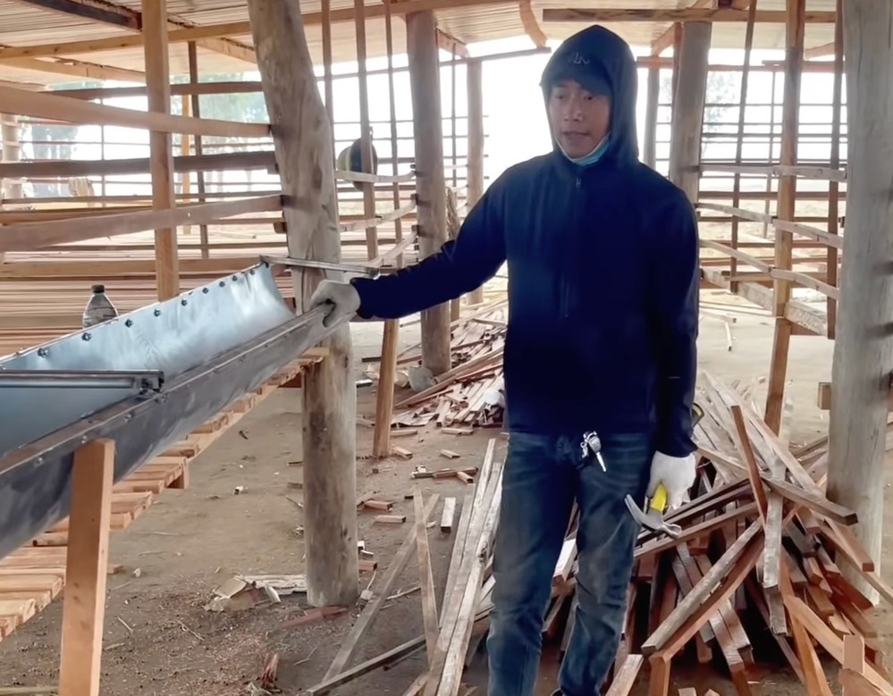  Quang Linh liên tục khen chiếc máng mình làm ra rất tốt. (Ảnh: YouTube Quang Linh Vlogs - Cuộc Sống ở Châu Phi)