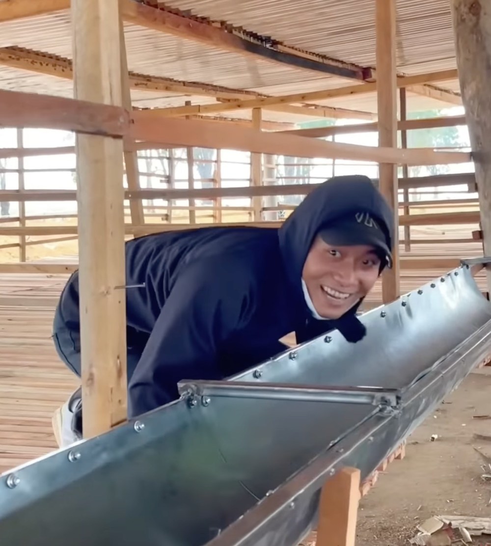  Nam YouTuber vui vẻ đùa giỡn với mọi người. (Ảnh: YouTube Quang Linh Vlogs - Cuộc Sống ở Châu Phi)