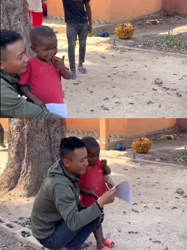 Bố được Quang Linh giúp mua xe, Lôi Con liền cảm ơn bằng Tiếng Việt