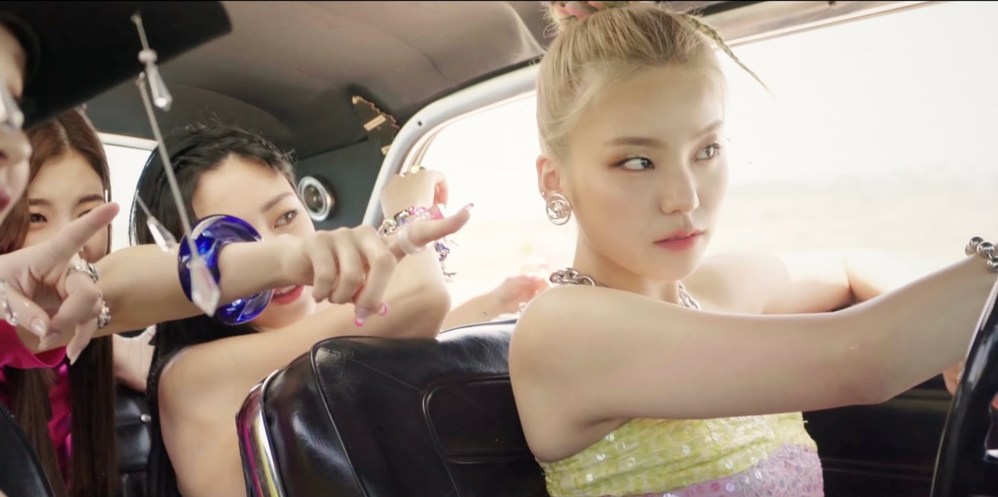  Các cảnh lái xe của Yeji trong MV vô cùng mãn nhãn. (Ảnh: YouTube JYP Entertainment)