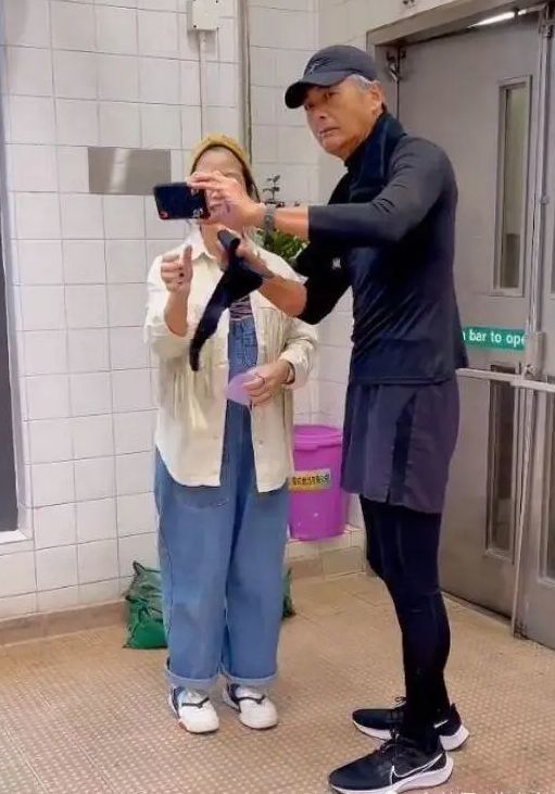    Thân hình gầy gò ở độ tuổi 67 của nam tài tử đình đám một thời. (Ảnh: Baidu)