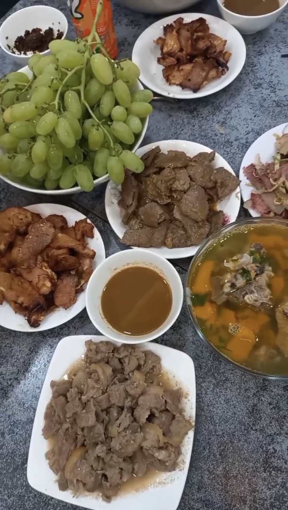 Thành quả nhận được là một bàn ăn thịnh soạn nhiều món ngon. (Ảnh: Chụp màn hình TikTok N.P.)