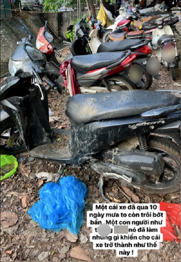  Chiếc xe máy của H.N bám đầy bùn đất được tìm thấy ở Phố Tú Mỡ, Cầu Giấy, Hà Nội. (Ảnh: FB L.Q.N)