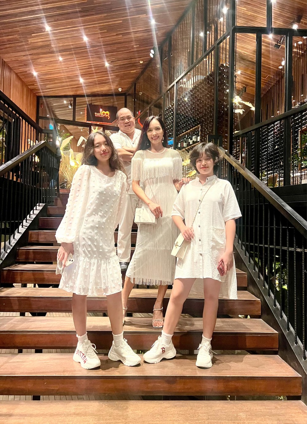    Luôn chọn đồ đồng điệu nhưng mỗi người tạo ra một phong cách, thần thái khác biệt. Bé Suli gây ấn tượng vì rất cá tính. (Ảnh: Facebook Bui Thuy Hanh) - Tin sao Viet - Tin tuc sao Viet - Scandal sao Viet - Tin tuc cua Sao - Tin cua Sao