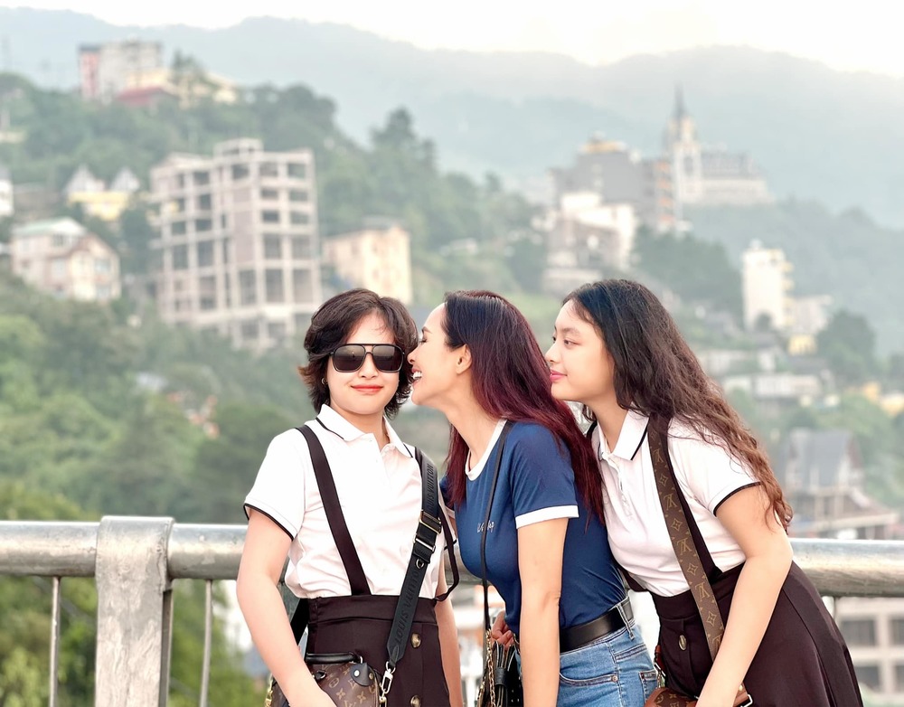    Cô bé trở thành "trung tâm" trong các khung hình. (Ảnh: Facebook Bui Thuy Hanh) - Tin sao Viet - Tin tuc sao Viet - Scandal sao Viet - Tin tuc cua Sao - Tin cua Sao