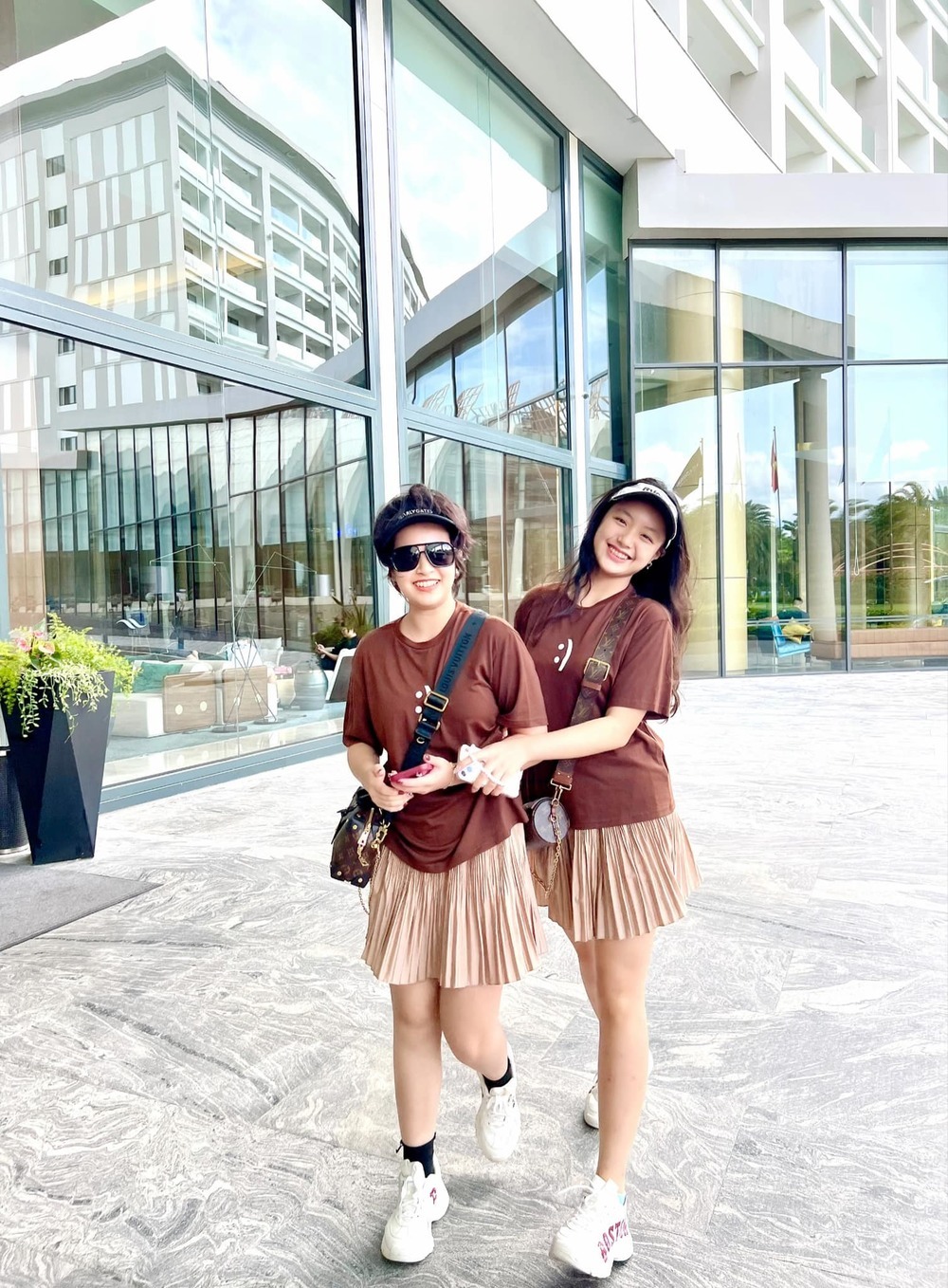    Cả hai con gái Thúy Hạnh đều sở hữu chiều cao ấn tượng, dù diện đồ đôi nhưng mỗi bé một thần thái. (Ảnh: Facebook Bui Thuy Hanh) - Tin sao Viet - Tin tuc sao Viet - Scandal sao Viet - Tin tuc cua Sao - Tin cua Sao