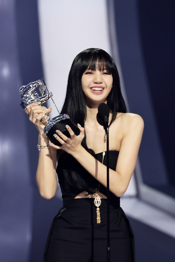 Lisa làm nên lịch sử khi thắng giải Best K-pop. (Ảnh: Twitter @fourgirls0316)