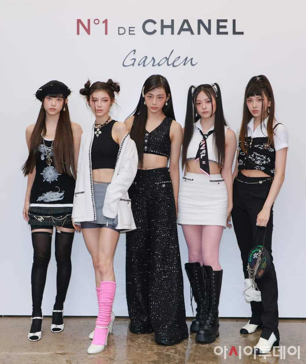  Sau khi ra mắt cùng NewJeans một ngày, Hyein đã xuất hiện nổi bật với đồng đội tại sự kiện của nhà mốt Chanel. (Ảnh: Naver)