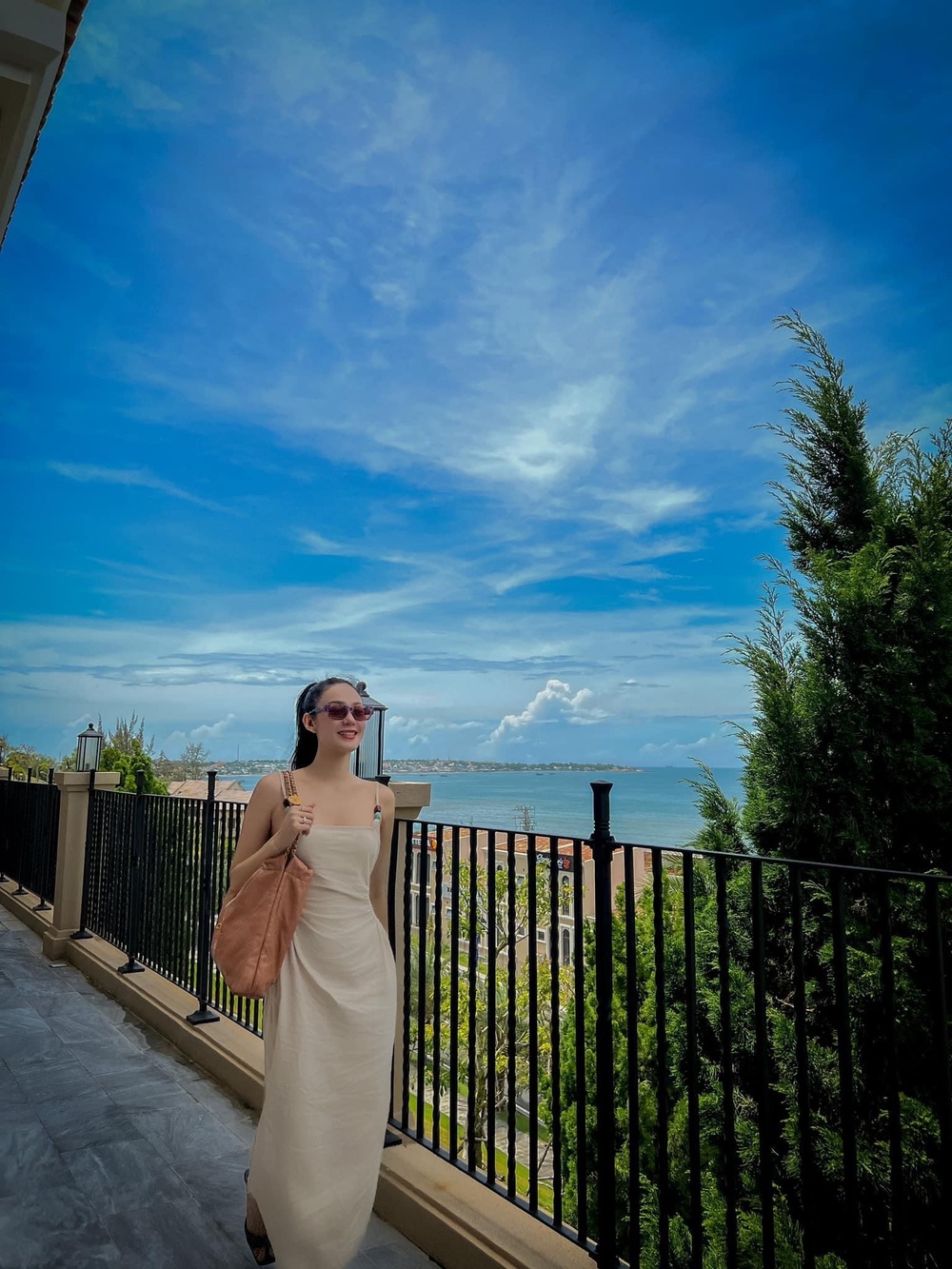    Cô được ông xã dắt đi du lịch sang chảnh. (Ảnh: FB Hằng Lê) - Tin sao Viet - Tin tuc sao Viet - Scandal sao Viet - Tin tuc cua Sao - Tin cua Sao